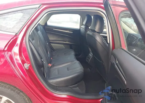 2020 Ford Fusion Plug-In Hybrid Titanium z USA, uszkodzony, nr VIN 3FA6P0SU4LR132193